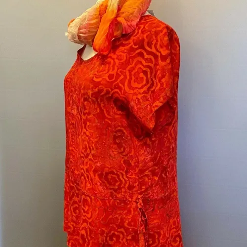 Batikbluse Model 183 - Flower Rød, aw 183, cloud tomato, rigtig, knald, rød, varm, flot, knaldrød, postkasserød, feminin, timeglas, figur, talje, klædelig, smuk, fest, kort, vingeærme, kortærmet, særlig, festbluse, let, åndbar, silke, viskose, naturfibre, naturmateriale, tryk, batik, farvet, kunsthåndværk, bæredygtig, holdbar, anvendelig, elegant, biti, ribe,