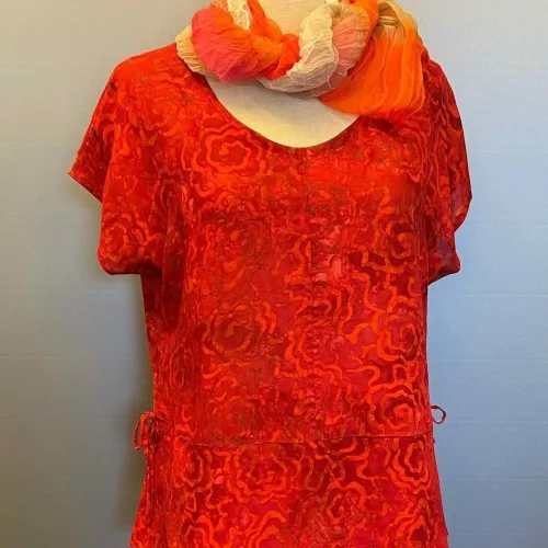 Batikbluse Model 183 - Flower Rød, aw 183, cloud tomato, rigtig, knald, rød, varm, flot, knaldrød, postkasserød, feminin, timeglas, figur, talje, klædelig, smuk, fest, kort, vingeærme, kortærmet, særlig, festbluse, let, åndbar, silke, viskose, naturfibre, naturmateriale, tryk, batik, farvet, kunsthåndværk, bæredygtig, holdbar, anvendelig, elegant, biti, ribe,