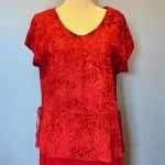 Batikbluse Model 183 - Flower Rød, aw 183, cloud tomato, rigtig, knald, rød, varm, flot, knaldrød, postkasserød, feminin, timeglas, figur, talje, klædelig, smuk, fest, kort, vingeærme, kortærmet, særlig, festbluse, let, åndbar, silke, viskose, naturfibre, naturmateriale, tryk, batik, farvet, kunsthåndværk, bæredygtig, holdbar, anvendelig, elegant, biti, ribe,