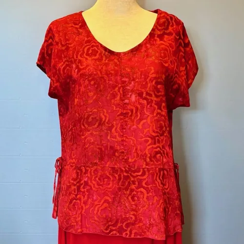 Batikbluse Model 183 - Flower Rød, aw 183, cloud tomato, rigtig, knald, rød, varm, flot, knaldrød, postkasserød, feminin, timeglas, figur, talje, klædelig, smuk, fest, kort, vingeærme, kortærmet, særlig, festbluse, let, åndbar, silke, viskose, naturfibre, naturmateriale, tryk, batik, farvet, kunsthåndværk, bæredygtig, holdbar, anvendelig, elegant, biti, ribe,