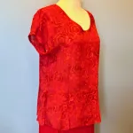 Batikbluse Model 183 - Flower Rød, aw 183, cloud tomato, rigtig, knald, rød, varm, flot, knaldrød, postkasserød, feminin, timeglas, figur, talje, klædelig, smuk, fest, kort, vingeærme, kortærmet, særlig, festbluse, let, åndbar, silke, viskose, naturfibre, naturmateriale, tryk, batik, farvet, kunsthåndværk, bæredygtig, holdbar, anvendelig, elegant, biti, ribe,