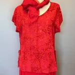 Batikbluse Model 183 - Flower Rød, aw 183, cloud tomato, rigtig, knald, rød, varm, flot, knaldrød, postkasserød, feminin, timeglas, figur, talje, klædelig, smuk, fest, kort, vingeærme, kortærmet, særlig, festbluse, let, åndbar, silke, viskose, naturfibre, naturmateriale, tryk, batik, farvet, kunsthåndværk, bæredygtig, holdbar, anvendelig, elegant, biti, ribe,