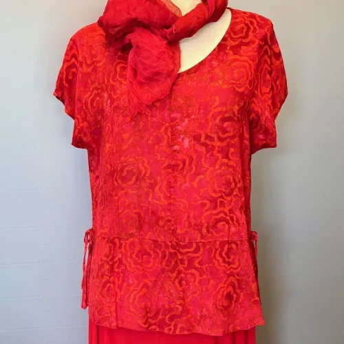 Batikbluse Model 183 - Flower Rød, aw 183, cloud tomato, rigtig, knald, rød, varm, flot, knaldrød, postkasserød, feminin, timeglas, figur, talje, klædelig, smuk, fest, kort, vingeærme, kortærmet, særlig, festbluse, let, åndbar, silke, viskose, naturfibre, naturmateriale, tryk, batik, farvet, kunsthåndværk, bæredygtig, holdbar, anvendelig, elegant, biti, ribe,