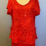 Batikbluse Model 183 - Flower Rød, aw 183, cloud tomato, rigtig, knald, rød, varm, flot, knaldrød, postkasserød, feminin, timeglas, figur, talje, klædelig, smuk, fest, kort, vingeærme, kortærmet, særlig, festbluse, let, åndbar, silke, viskose, naturfibre, naturmateriale, tryk, batik, farvet, kunsthåndværk, bæredygtig, holdbar, anvendelig, elegant, biti, ribe,