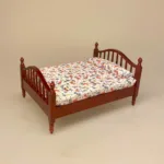 Miniature Dobbeltseng Mahogni med blomstret Sengetæppe, mahogny, mahogni, soveværelse, forældre, dobbelt seng, dobbeltseng, dukkehus, møbler, miniature, dukkemøbler, tilbehør, ting til, 1:12, lille, sjov, symbolsk, sangskjuler, gavekort, gave, miniaturer, dukkestue, dukkeseng, biti, ribe