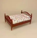 Miniature Dobbeltseng Mahogni med blomstret Sengetæppe, mahogny, mahogni, soveværelse, forældre, dobbelt seng, dobbeltseng, dukkehus, møbler, miniature, dukkemøbler, tilbehør, ting til, 1:12, lille, sjov, symbolsk, sangskjuler, gavekort, gave, miniaturer, dukkestue, dukkeseng, biti, ribe