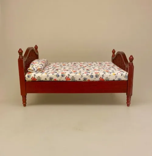 Miniature Dobbeltseng Mahogni med blomstret Sengetæppe, mahogny, mahogni, soveværelse, forældre, dobbelt seng, dobbeltseng, dukkehus, møbler, miniature, dukkemøbler, tilbehør, ting til, 1:12, lille, sjov, symbolsk, sangskjuler, gavekort, gave, miniaturer, dukkestue, dukkeseng, biti, ribe