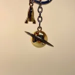 Nøglering - Planeten Saturn og Lille Raket, space, rocketship, space, rummet, det ydre rum, planeter, astrologi, stjerner, planeter, fysik, astrolog, saturn, rumrejse, astronaut, symbolsk, phd, stjernekikkert, nøglering, lækker, gedigen, gave, gaveide, symbolsk, biti, ribe