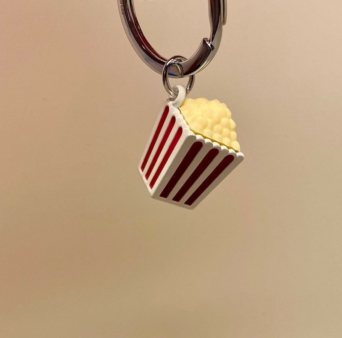 Nøglering - Popcorn i Bæger, pop corn, biffen, bio, biografen biograftur, billetter, klub, film, filmaften, symbolsk, gave, gavekort, gaveide, penge, sjov, lækker, kvalitet, biti, ribe, filmfestival,