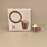 Nøglering - Popcorn i Bæger, pop corn, biffen, bio, biografen biograftur, billetter, klub, film, filmaften, symbolsk, gave, gavekort, gaveide, penge, sjov, lækker, kvalitet, biti, ribe, filmfestival,