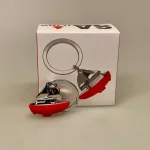 Nøglering - Sejlbåd Rød med Sølv Sejl, sejlbåd, sejlskib, lystbåd, sejler, båd, skib, yacht, lystyacht, sejlerliv, på søen, havet, vind, hav, gave, gaveide, lystbådhavn, symbolsk, lækker, flot, kvalitet, gavekort, biti, ribe, nøglering, manden, der har, alt