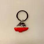 Nøglering - Sejlbåd Rød med Sølv Sejl, sejlbåd, sejlskib, lystbåd, sejler, båd, skib, yacht, lystyacht, sejlerliv, på søen, havet, vind, hav, gave, gaveide, lystbådhavn, symbolsk, lækker, flot, kvalitet, gavekort, biti, ribe, nøglering, manden, der har, alt