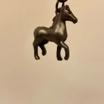 Nøglering med Hest og Pokal, ting med, heste, ridning, ridesport, konkurrenceridning, rytter, galop, trav, skoleridning, ballak, hestepige, hesteting, gave, gaveide, symbolsk, personlig, lækker, kvalitet, biti, ribe