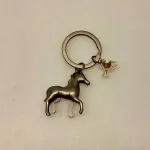 Nøglering med Hest og Pokal, ting med, heste, ridning, ridesport, konkurrenceridning, rytter, galop, trav, skoleridning, ballak, hestepige, hesteting, gave, gaveide, symbolsk, personlig, lækker, kvalitet, biti, ribe