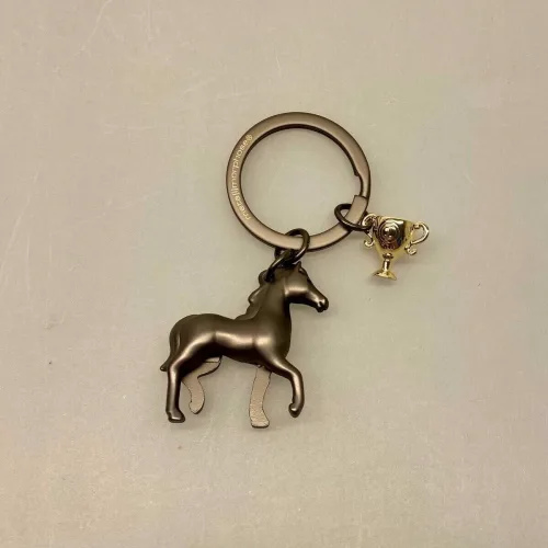 Nøglering med Hest og Pokal, ting med, heste, ridning, ridesport, konkurrenceridning, rytter, galop, trav, skoleridning, ballak, hestepige, hesteting, gave, gaveide, symbolsk, personlig, lækker, kvalitet, biti, ribe