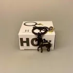 Nøglering med Hest og Pokal, ting med, heste, ridning, ridesport, konkurrenceridning, rytter, galop, trav, skoleridning, ballak, hestepige, hesteting, gave, gaveide, symbolsk, personlig, lækker, kvalitet, biti, ribe