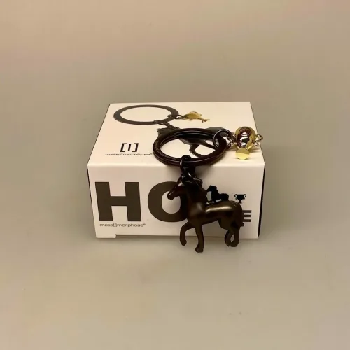 Nøglering med Hest og Pokal, ting med, heste, ridning, ridesport, konkurrenceridning, rytter, galop, trav, skoleridning, ballak, hestepige, hesteting, gave, gaveide, symbolsk, personlig, lækker, kvalitet, biti, ribe