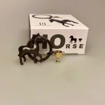 Nøglering med Hest og Pokal, ting med, heste, ridning, ridesport, konkurrenceridning, rytter, galop, trav, skoleridning, ballak, hestepige, hesteting, gave, gaveide, symbolsk, personlig, lækker, kvalitet, biti, ribe