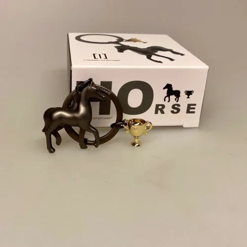 Nøglering med Hest og Pokal, ting med, heste, ridning, ridesport, konkurrenceridning, rytter, galop, trav, skoleridning, ballak, hestepige, hesteting, gave, gaveide, symbolsk, personlig, lækker, kvalitet, biti, ribe