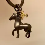 Nøglering med Hest og Pokal, ting med, heste, ridning, ridesport, konkurrenceridning, rytter, galop, trav, skoleridning, ballak, hestepige, hesteting, gave, gaveide, symbolsk, personlig, lækker, kvalitet, biti, ribe