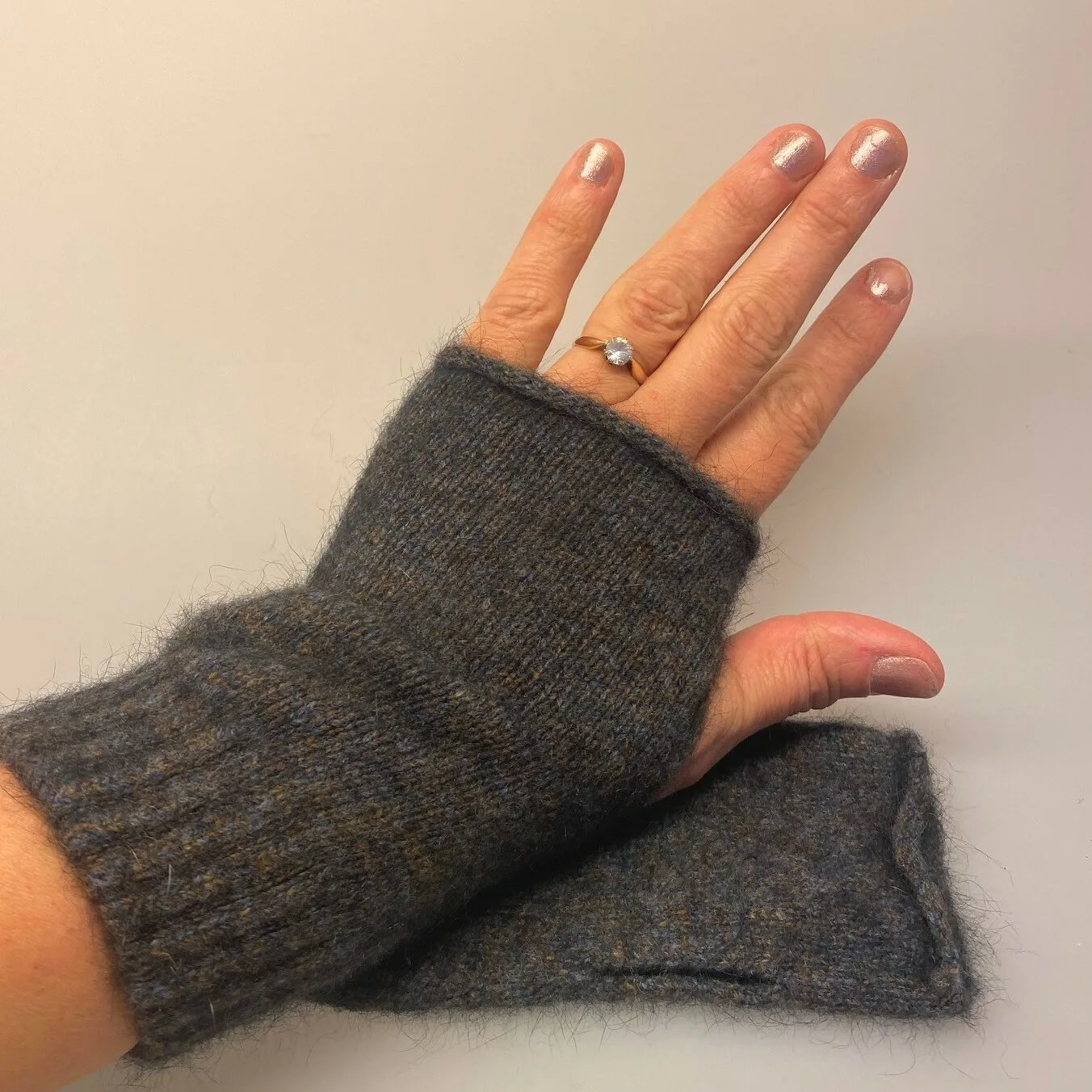 Pulsvarmere i Blød Possum Uld - Brun Blå, Pulsvarmere i Blød Possum Uld - Koks Multi, grå, mørkegrå, possum, silke, merino, super, luksus, blød, luksuriøs, pulsvarmere, muffedisser, indendørs, fingerløse, fingerfri, bløde, silkebløde, lune, skønne, ensfarvede, strik, vanter, pulsvarmere, biti, ribe, smarte, gaveide, på kontoret,