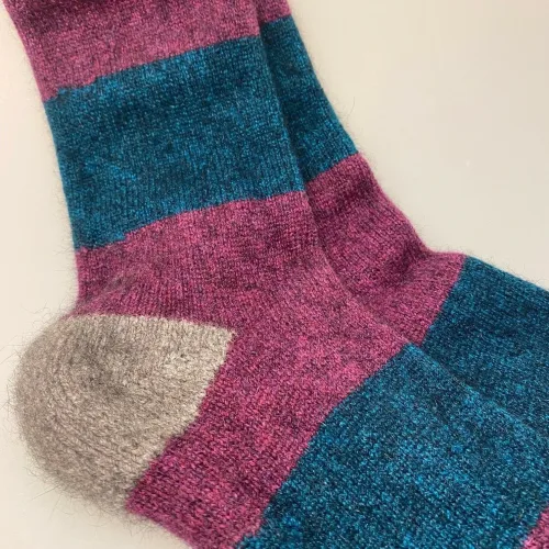 Strømper Possum Uld - Petrol Fuchsia 42-46, Strømper Possum Uld - Petrol Fuchsia 38-41, damesokker, herresokker, sokker, strømper, uldsokker, angora, silke, uldstrømper, vandresokker, vandretur, caminoen, friluftsliv, varme, fødder, ekstra, luksus, lækre, særlige, ekstravagante, gaveide, til, mænd, herrer, damer, piger, new zealand, possumuld, possum, biti, ribe