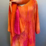 Tunika 1770 med V-hals - Orange Pink, lang, slankende, store, størrelser, piger, crash, crinkle, bærfarver, glade, smuk, v-hals, v-udskæring, løs, behagelig, åndbar, holdbar, kvalitet, friske, farver, kulørt, happy, biti, ribe, angel, cirkle, dansk, design, speciel, batik