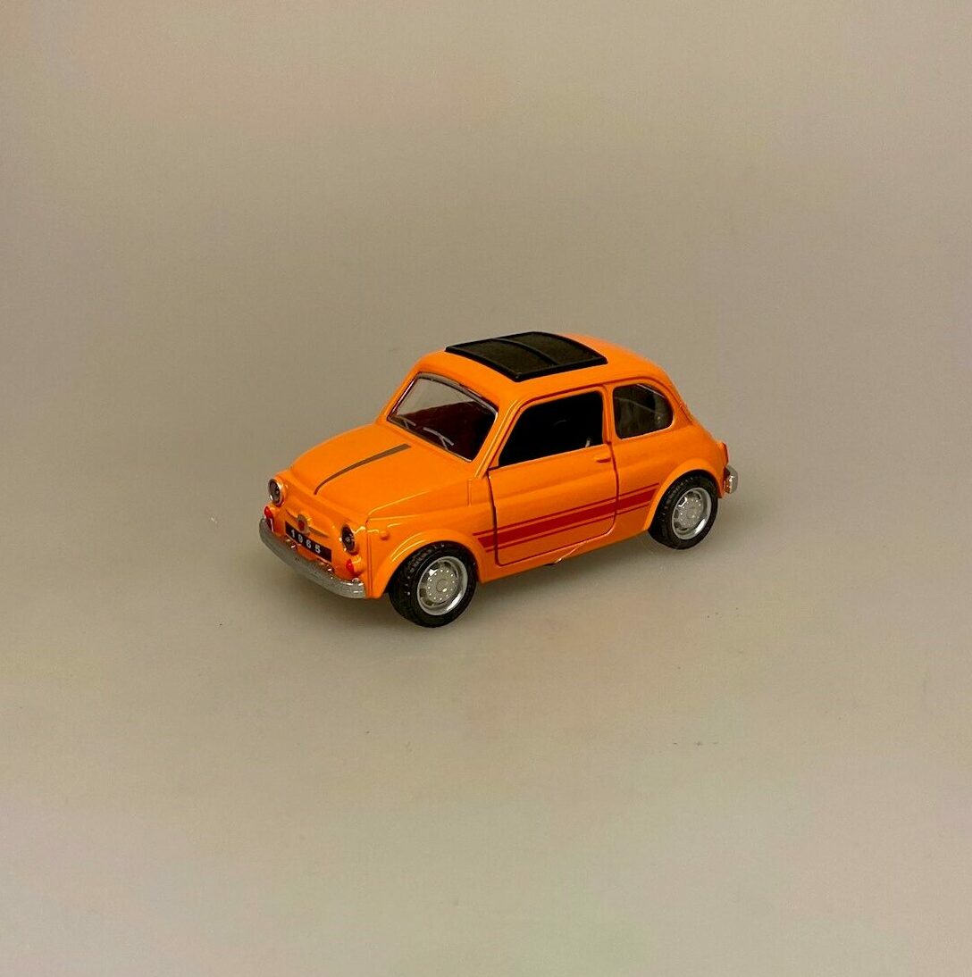 Fiat 500 Modelbil Stor - Orange, solgul, okker, fartstriber, striber, Fiat 500 metalbil - cinquecento - Hvid, italiensk, bil, italien, smart, vaks, kvalitet, dekorativ, symbolsk, gave, gaveide, sangskjuler, kørekort, 18 år, ny bil, biti, ægte, original, ribe