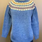 Harley of Scotland - Færø Pullover Himmelblå, bluetoon, blå, klar, strik, damestrik, damesweater, sommerstrik, let, lun, ren, uld, ulden, traditionel, islandsk, færøstrik, tynd, blød, lækker, sporty, smart, til, piger, damer, pigestrik, biti, ribe, skotsk, harley, skotland,