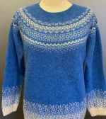 Harley of Scotland Pullover - Færø Mønster Ny Himmelblå, blå, lyseblå, violblå, blå, feminin, moderne, hipster, klassisk, norsk, færøsk, islandsk, mønster, bakker, lærke, let, lun, piger, damer, strikbluse, striktrøje, strik, pullover, trøje, uld, ren, 100%, uld, ulden, uldtrøje, sweater, smart, flot, speciel, skotsk, harley, sprød, efterår, biti, ribe, sort sol