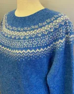 Harley of Scotland Pullover - Færø Mønster Ny Himmelblå, blå, lyseblå, violblå, blå, feminin, moderne, hipster, klassisk, norsk, færøsk, islandsk, mønster, bakker, lærke, let, lun, piger, damer, strikbluse, striktrøje, strik, pullover, trøje, uld, ren, 100%, uld, ulden, uldtrøje, sweater, smart, flot, speciel, skotsk, harley, sprød, efterår, biti, ribe, sort sol