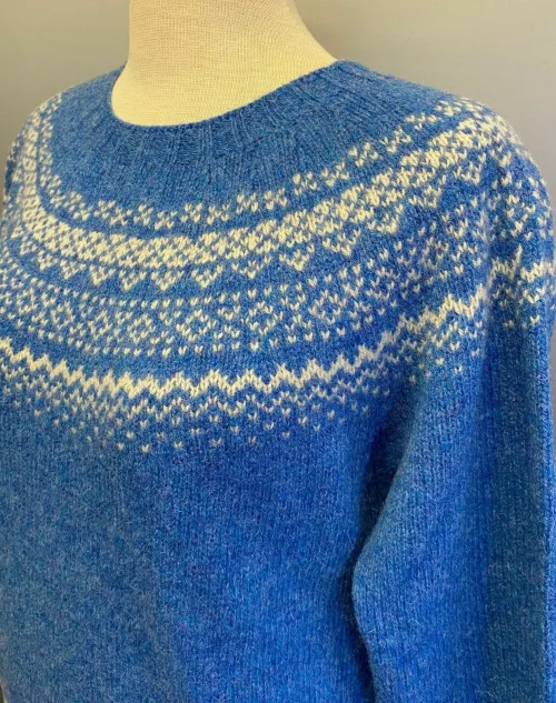 Harley of Scotland Pullover - Færø Mønster Ny Himmelblå, blå, lyseblå, violblå, blå, feminin, moderne, hipster, klassisk, norsk, færøsk, islandsk, mønster, bakker, lærke, let, lun, piger, damer, strikbluse, striktrøje, strik, pullover, trøje, uld, ren, 100%, uld, ulden, uldtrøje, sweater, smart, flot, speciel, skotsk, harley, sprød, efterår, biti, ribe, sort sol