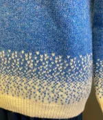 Harley of Scotland Pullover - Færø Mønster Ny Himmelblå, blå, lyseblå, violblå, blå, feminin, moderne, hipster, klassisk, norsk, færøsk, islandsk, mønster, bakker, lærke, let, lun, piger, damer, strikbluse, striktrøje, strik, pullover, trøje, uld, ren, 100%, uld, ulden, uldtrøje, sweater, smart, flot, speciel, skotsk, harley, sprød, efterår, biti, ribe, sort sol