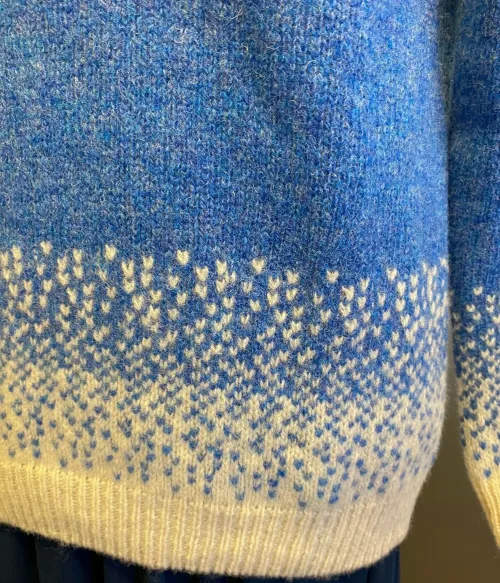 Harley of Scotland Pullover - Færø Mønster Ny Himmelblå, blå, lyseblå, violblå, blå, feminin, moderne, hipster, klassisk, norsk, færøsk, islandsk, mønster, bakker, lærke, let, lun, piger, damer, strikbluse, striktrøje, strik, pullover, trøje, uld, ren, 100%, uld, ulden, uldtrøje, sweater, smart, flot, speciel, skotsk, harley, sprød, efterår, biti, ribe, sort sol