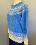 Harley of Scotland Pullover - Færø Mønster Ny Himmelblå, blå, lyseblå, violblå, blå, feminin, moderne, hipster, klassisk, norsk, færøsk, islandsk, mønster, bakker, lærke, let, lun, piger, damer, strikbluse, striktrøje, strik, pullover, trøje, uld, ren, 100%, uld, ulden, uldtrøje, sweater, smart, flot, speciel, skotsk, harley, sprød, efterår, biti, ribe, sort sol