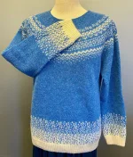 Harley of Scotland Pullover - Færø Mønster Ny Himmelblå, blå, lyseblå, violblå, blå, feminin, moderne, hipster, klassisk, norsk, færøsk, islandsk, mønster, bakker, lærke, let, lun, piger, damer, strikbluse, striktrøje, strik, pullover, trøje, uld, ren, 100%, uld, ulden, uldtrøje, sweater, smart, flot, speciel, skotsk, harley, sprød, efterår, biti, ribe, sort sol