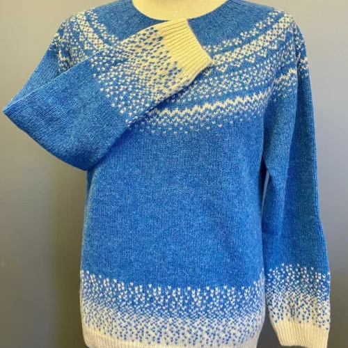 Harley of Scotland Pullover - Færø Mønster Ny Himmelblå, blå, lyseblå, violblå, blå, feminin, moderne, hipster, klassisk, norsk, færøsk, islandsk, mønster, bakker, lærke, let, lun, piger, damer, strikbluse, striktrøje, strik, pullover, trøje, uld, ren, 100%, uld, ulden, uldtrøje, sweater, smart, flot, speciel, skotsk, harley, sprød, efterår, biti, ribe, sort sol