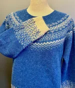 Harley of Scotland Pullover - Færø Mønster Ny Himmelblå, blå, lyseblå, violblå, blå, feminin, moderne, hipster, klassisk, norsk, færøsk, islandsk, mønster, bakker, lærke, let, lun, piger, damer, strikbluse, striktrøje, strik, pullover, trøje, uld, ren, 100%, uld, ulden, uldtrøje, sweater, smart, flot, speciel, skotsk, harley, sprød, efterår, biti, ribe, sort sol