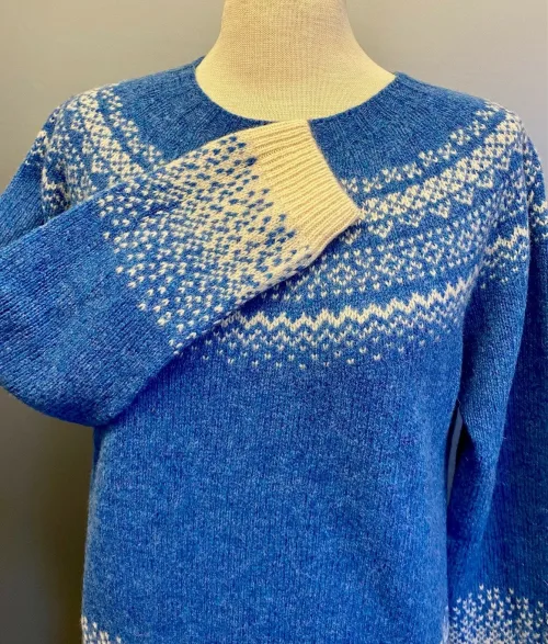 Harley of Scotland Pullover - Færø Mønster Ny Himmelblå, blå, lyseblå, violblå, blå, feminin, moderne, hipster, klassisk, norsk, færøsk, islandsk, mønster, bakker, lærke, let, lun, piger, damer, strikbluse, striktrøje, strik, pullover, trøje, uld, ren, 100%, uld, ulden, uldtrøje, sweater, smart, flot, speciel, skotsk, harley, sprød, efterår, biti, ribe, sort sol