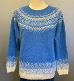Harley of Scotland Pullover - Færø Mønster Ny Himmelblå, blå, lyseblå, violblå, blå, feminin, moderne, hipster, klassisk, norsk, færøsk, islandsk, mønster, bakker, lærke, let, lun, piger, damer, strikbluse, striktrøje, strik, pullover, trøje, uld, ren, 100%, uld, ulden, uldtrøje, sweater, smart, flot, speciel, skotsk, harley, sprød, efterår, biti, ribe, sort sol