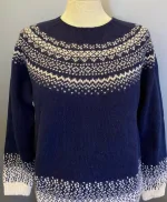 Harley of Scotland Pullover - Færø Mønster Ny Navy, marineblå, navy, mørkeblå, blå, feminin, moderne, hipster, klassisk, norsk, færøsk, islandsk, mønster, bakker, lærke, let, lun, piger, damer, strikbluse, striktrøje, strik, pullover, trøje, uld, ren, 100%, uld, ulden, uldtrøje, sweater, smart, flot, speciel, skotsk, harley, sprød, efterår, biti, ribe, sort sol