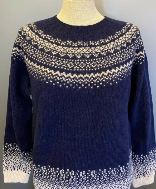 Harley of Scotland Pullover - Færø Mønster Ny Navy, marineblå, navy, mørkeblå, blå, feminin, moderne, hipster, klassisk, norsk, færøsk, islandsk, mønster, bakker, lærke, let, lun, piger, damer, strikbluse, striktrøje, strik, pullover, trøje, uld, ren, 100%, uld, ulden, uldtrøje, sweater, smart, flot, speciel, skotsk, harley, sprød, efterår, biti, ribe, sort sol