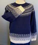 Harley of Scotland Pullover - Færø Mønster Ny Navy, marineblå, navy, mørkeblå, blå, feminin, moderne, hipster, klassisk, norsk, færøsk, islandsk, mønster, bakker, lærke, let, lun, piger, damer, strikbluse, striktrøje, strik, pullover, trøje, uld, ren, 100%, uld, ulden, uldtrøje, sweater, smart, flot, speciel, skotsk, harley, sprød, efterår, biti, ribe, sort sol