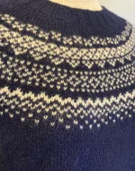 Harley of Scotland Pullover - Færø Mønster Ny Navy, marineblå, navy, mørkeblå, blå, feminin, moderne, hipster, klassisk, norsk, færøsk, islandsk, mønster, bakker, lærke, let, lun, piger, damer, strikbluse, striktrøje, strik, pullover, trøje, uld, ren, 100%, uld, ulden, uldtrøje, sweater, smart, flot, speciel, skotsk, harley, sprød, efterår, biti, ribe, sort sol