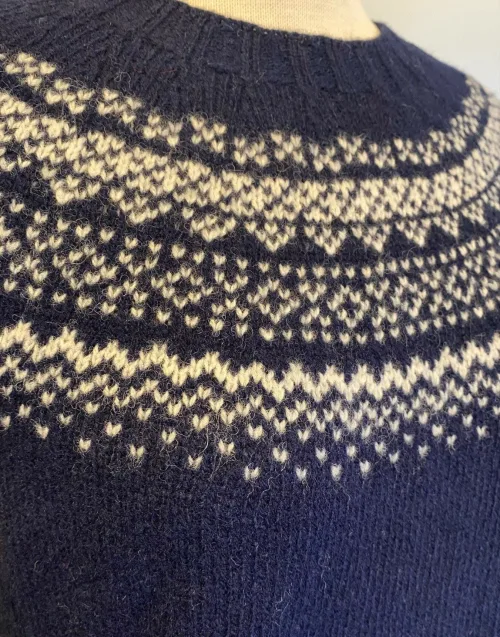 Harley of Scotland Pullover - Færø Mønster Ny Navy, marineblå, navy, mørkeblå, blå, feminin, moderne, hipster, klassisk, norsk, færøsk, islandsk, mønster, bakker, lærke, let, lun, piger, damer, strikbluse, striktrøje, strik, pullover, trøje, uld, ren, 100%, uld, ulden, uldtrøje, sweater, smart, flot, speciel, skotsk, harley, sprød, efterår, biti, ribe, sort sol