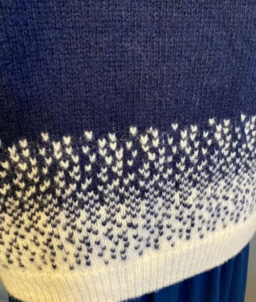 Harley of Scotland Pullover - Færø Mønster Ny Navy, marineblå, navy, mørkeblå, blå, feminin, moderne, hipster, klassisk, norsk, færøsk, islandsk, mønster, bakker, lærke, let, lun, piger, damer, strikbluse, striktrøje, strik, pullover, trøje, uld, ren, 100%, uld, ulden, uldtrøje, sweater, smart, flot, speciel, skotsk, harley, sprød, efterår, biti, ribe, sort sol