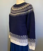 Harley of Scotland Pullover - Færø Mønster Ny Navy, marineblå, navy, mørkeblå, blå, feminin, moderne, hipster, klassisk, norsk, færøsk, islandsk, mønster, bakker, lærke, let, lun, piger, damer, strikbluse, striktrøje, strik, pullover, trøje, uld, ren, 100%, uld, ulden, uldtrøje, sweater, smart, flot, speciel, skotsk, harley, sprød, efterår, biti, ribe, sort sol