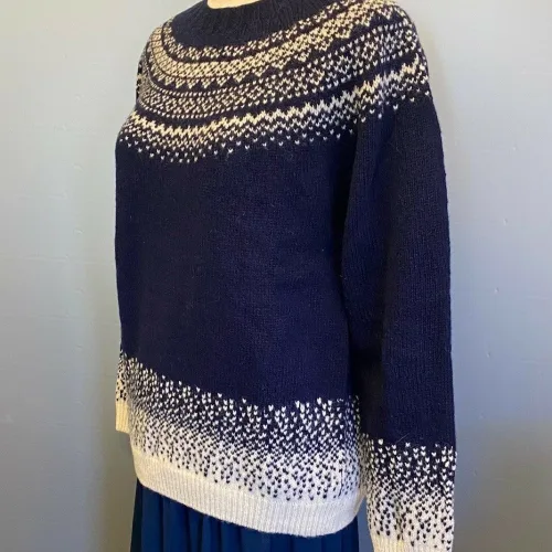 Harley of Scotland Pullover - Færø Mønster Ny Navy, marineblå, navy, mørkeblå, blå, feminin, moderne, hipster, klassisk, norsk, færøsk, islandsk, mønster, bakker, lærke, let, lun, piger, damer, strikbluse, striktrøje, strik, pullover, trøje, uld, ren, 100%, uld, ulden, uldtrøje, sweater, smart, flot, speciel, skotsk, harley, sprød, efterår, biti, ribe, sort sol