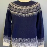 Harley of Scotland Pullover - Færø Mønster Ny Navy, marineblå, navy, mørkeblå, blå, feminin, moderne, hipster, klassisk, norsk, færøsk, islandsk, mønster, bakker, lærke, let, lun, piger, damer, strikbluse, striktrøje, strik, pullover, trøje, uld, ren, 100%, uld, ulden, uldtrøje, sweater, smart, flot, speciel, skotsk, harley, sprød, efterår, biti, ribe, sort sol