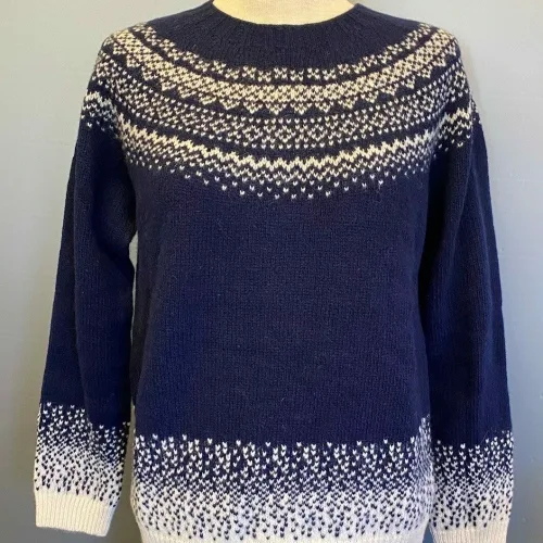 Harley of Scotland Pullover - Færø Mønster Ny Navy, marineblå, navy, mørkeblå, blå, feminin, moderne, hipster, klassisk, norsk, færøsk, islandsk, mønster, bakker, lærke, let, lun, piger, damer, strikbluse, striktrøje, strik, pullover, trøje, uld, ren, 100%, uld, ulden, uldtrøje, sweater, smart, flot, speciel, skotsk, harley, sprød, efterår, biti, ribe, sort sol